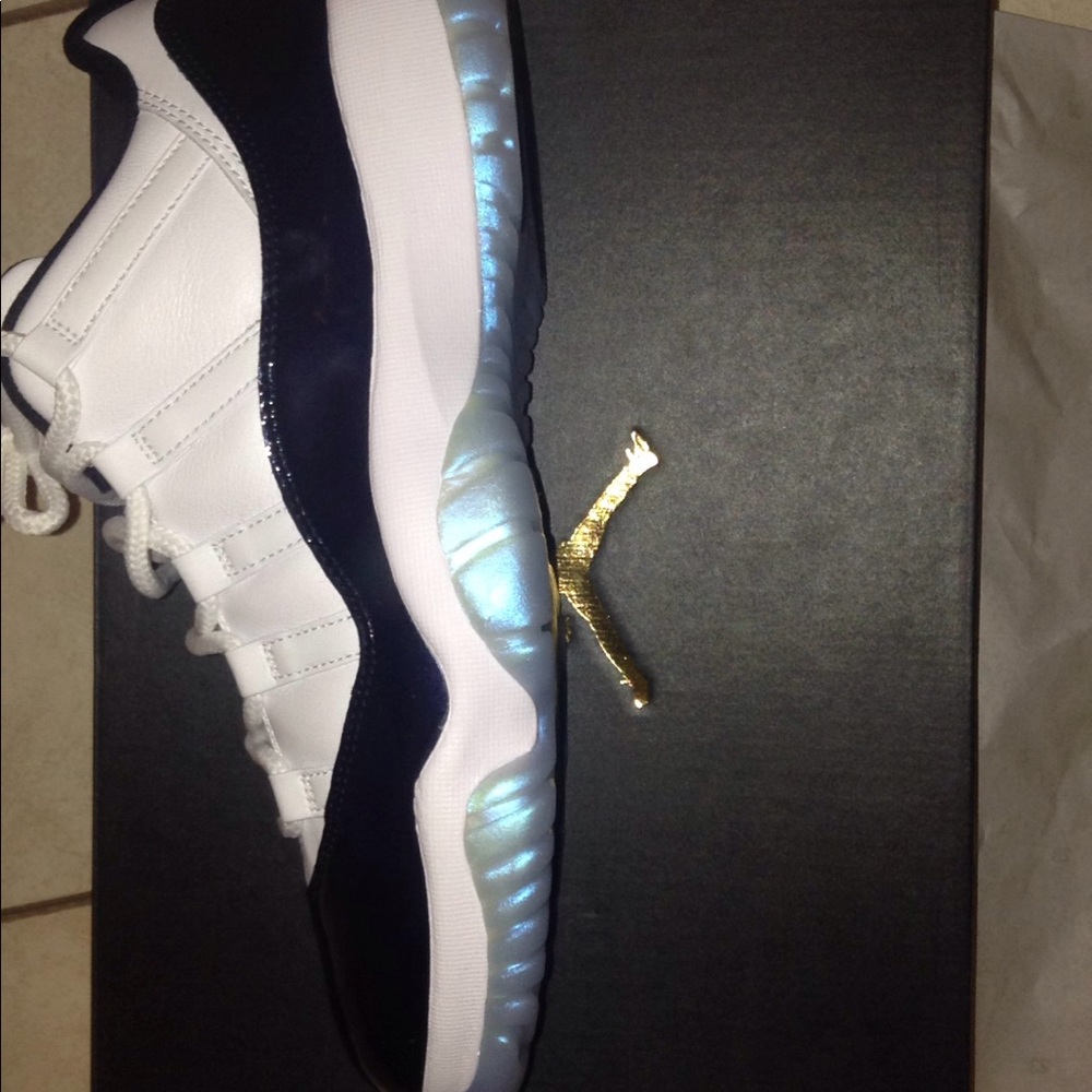 Jordan 11 low emerald